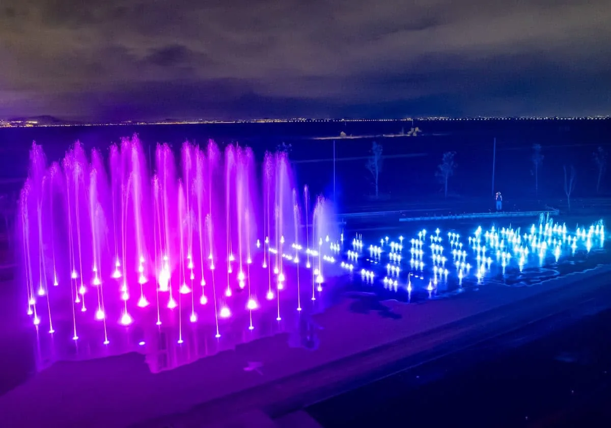 Fuente de piso con iluminación magenta y azul en Parque Ecológico Texcoco