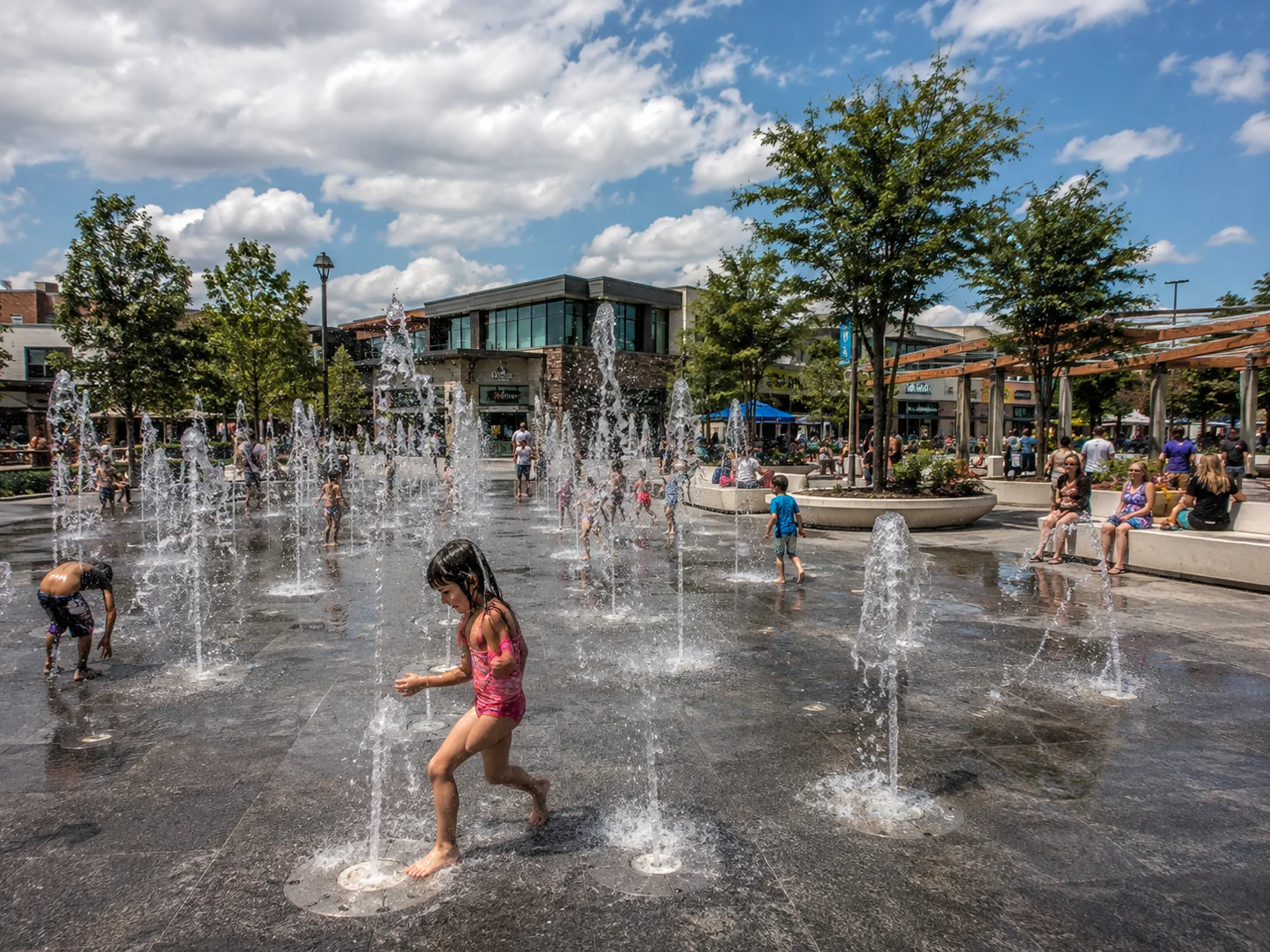Fuente interactiva de piso en parque público con usuarios