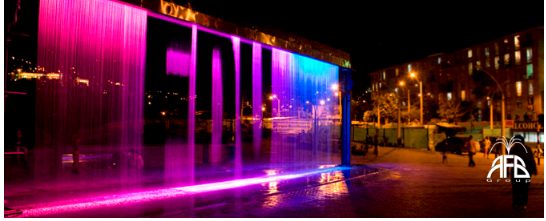 Cortina gráfica exterior iluminada para espacio público