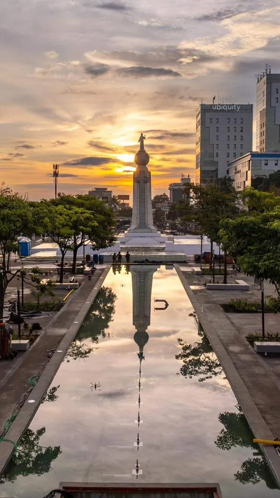 Espejo de agua urbano con monumento