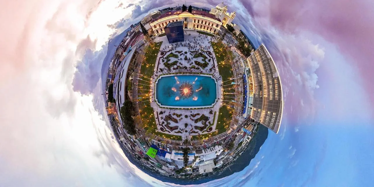 Fuente monumental operando de día