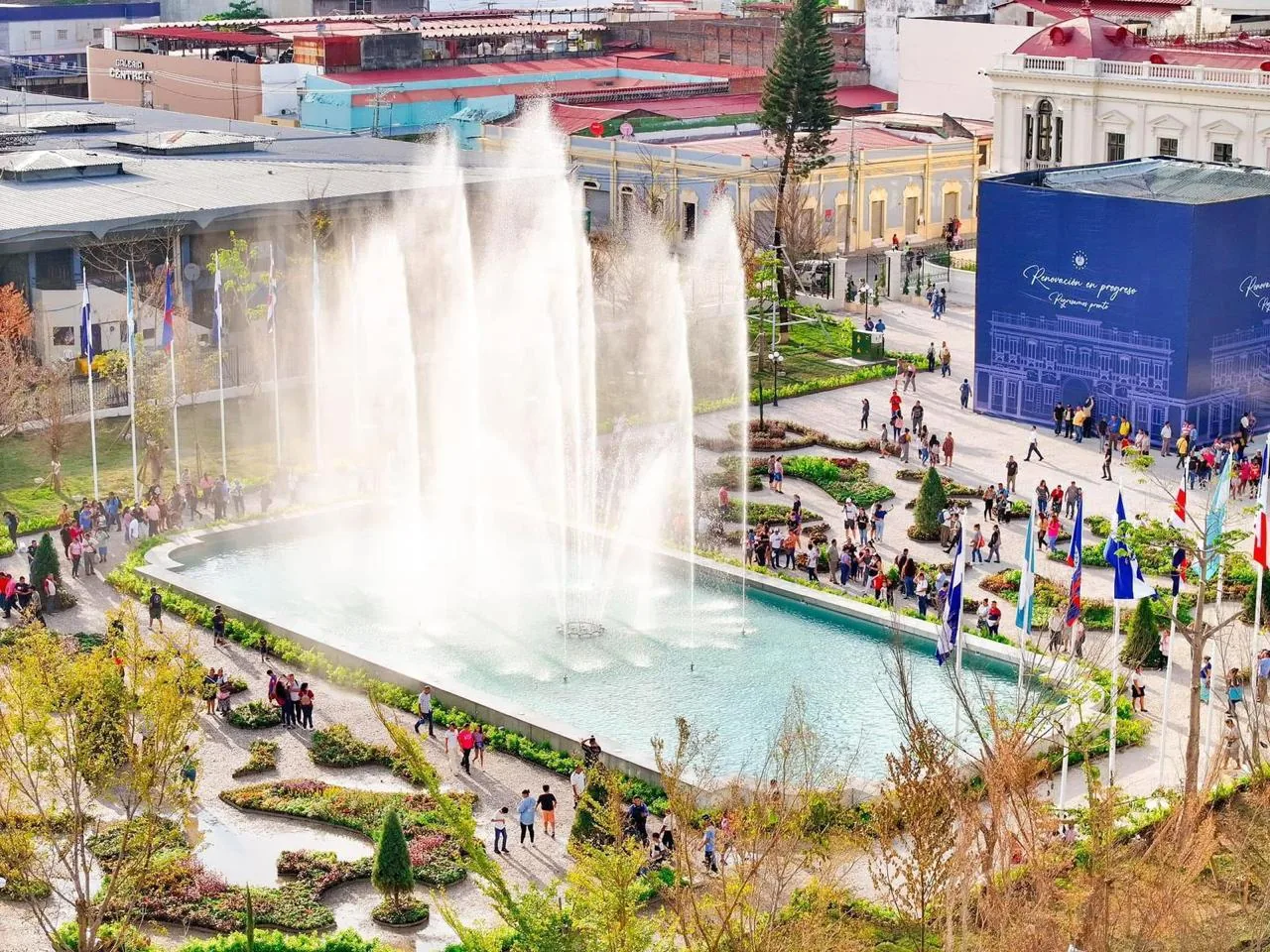 Vista 360 de fuente monumental en San Salvador
