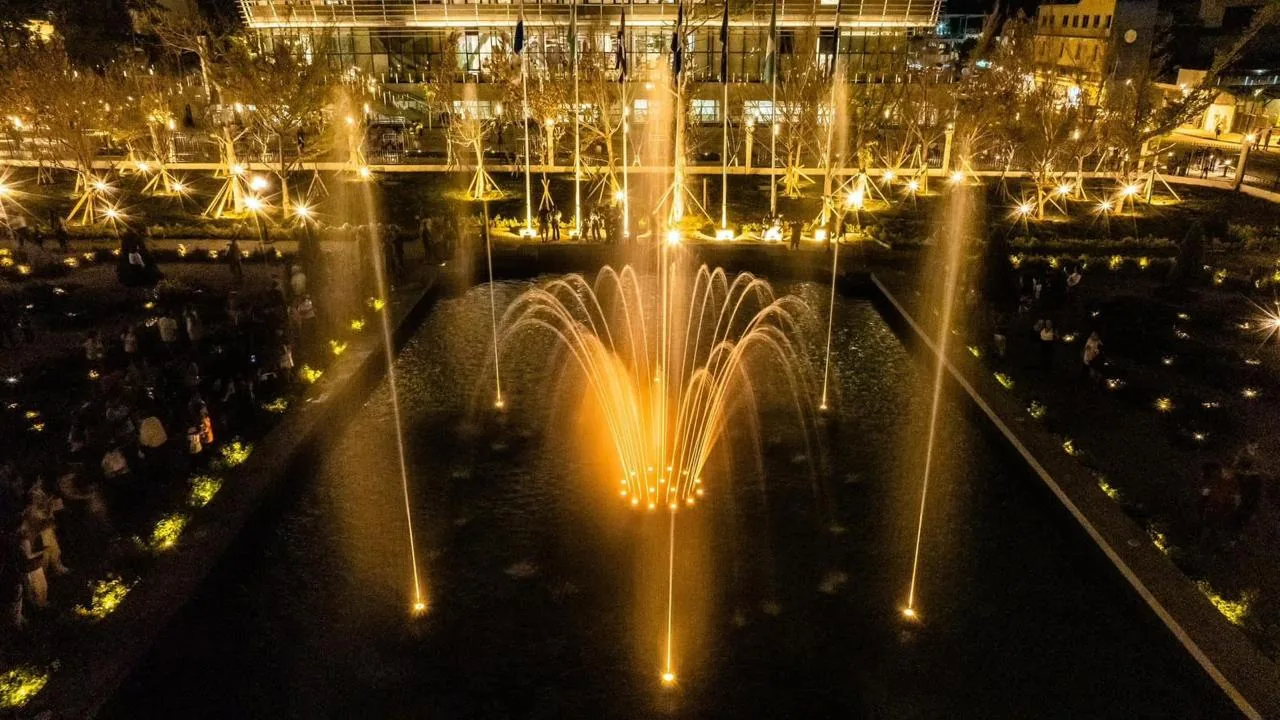 Fuente musical con iluminación LED cálida