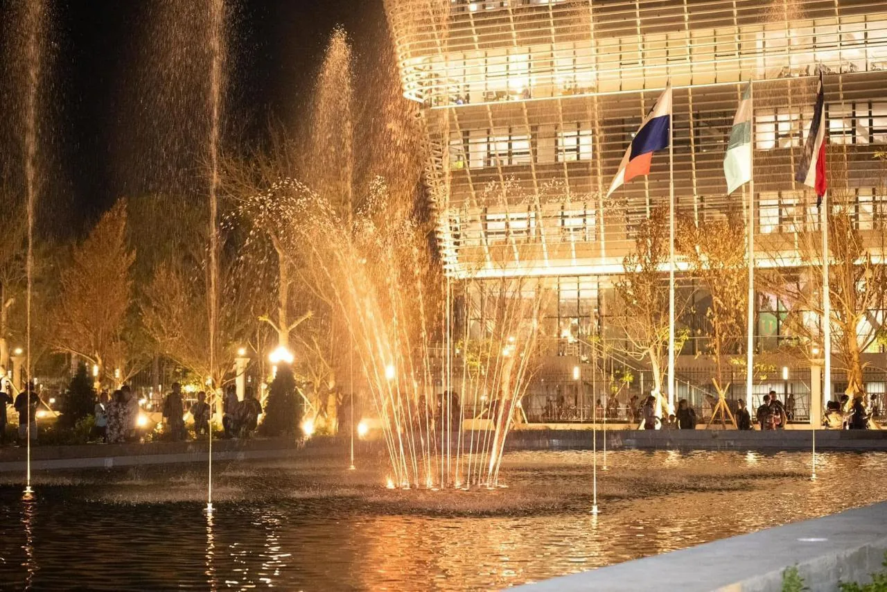 Fuente ornamental iluminada con jets verticales