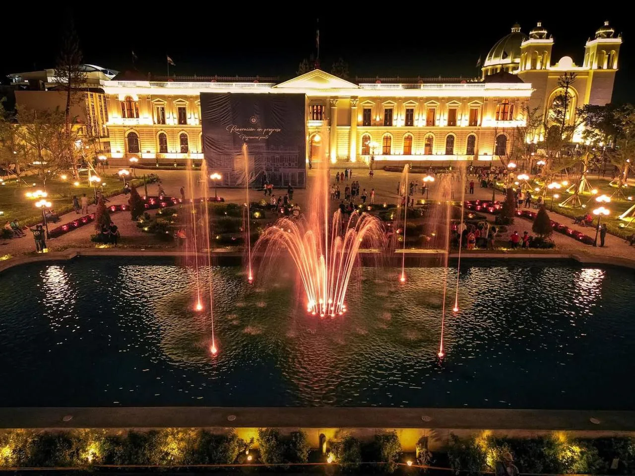 Water show urbano en San Salvador