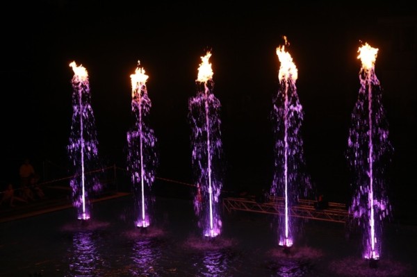 Fuentes de fuego danzantes con iluminación violeta y control DMX
