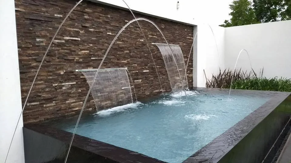 Fuente mural con cascadas y arcos de agua