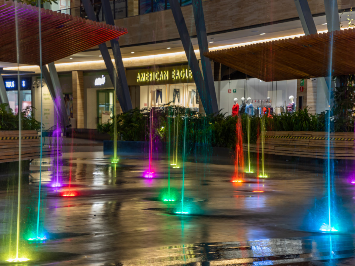 Fuente de piso en la plaza de midtow en guadalajara