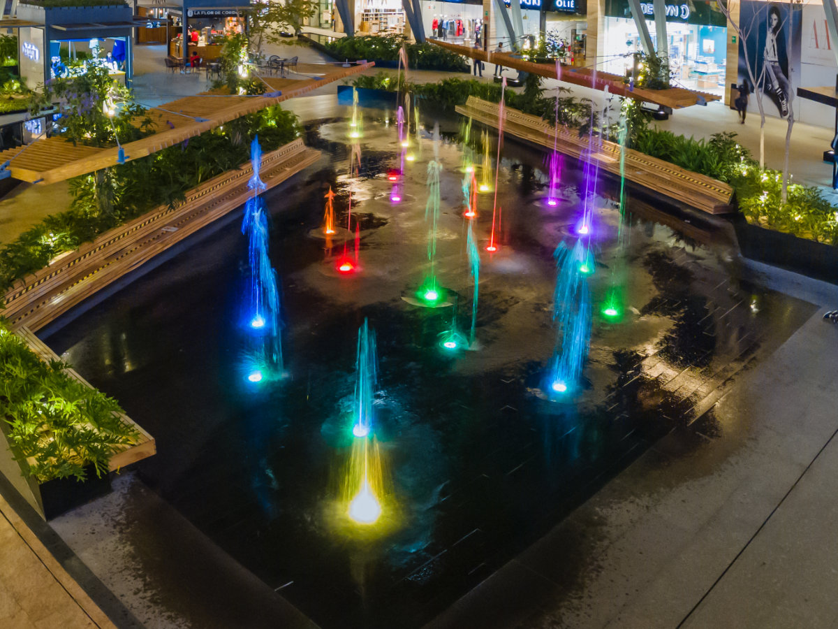 Fuente de piso en la plaza de midtow en guadalajara