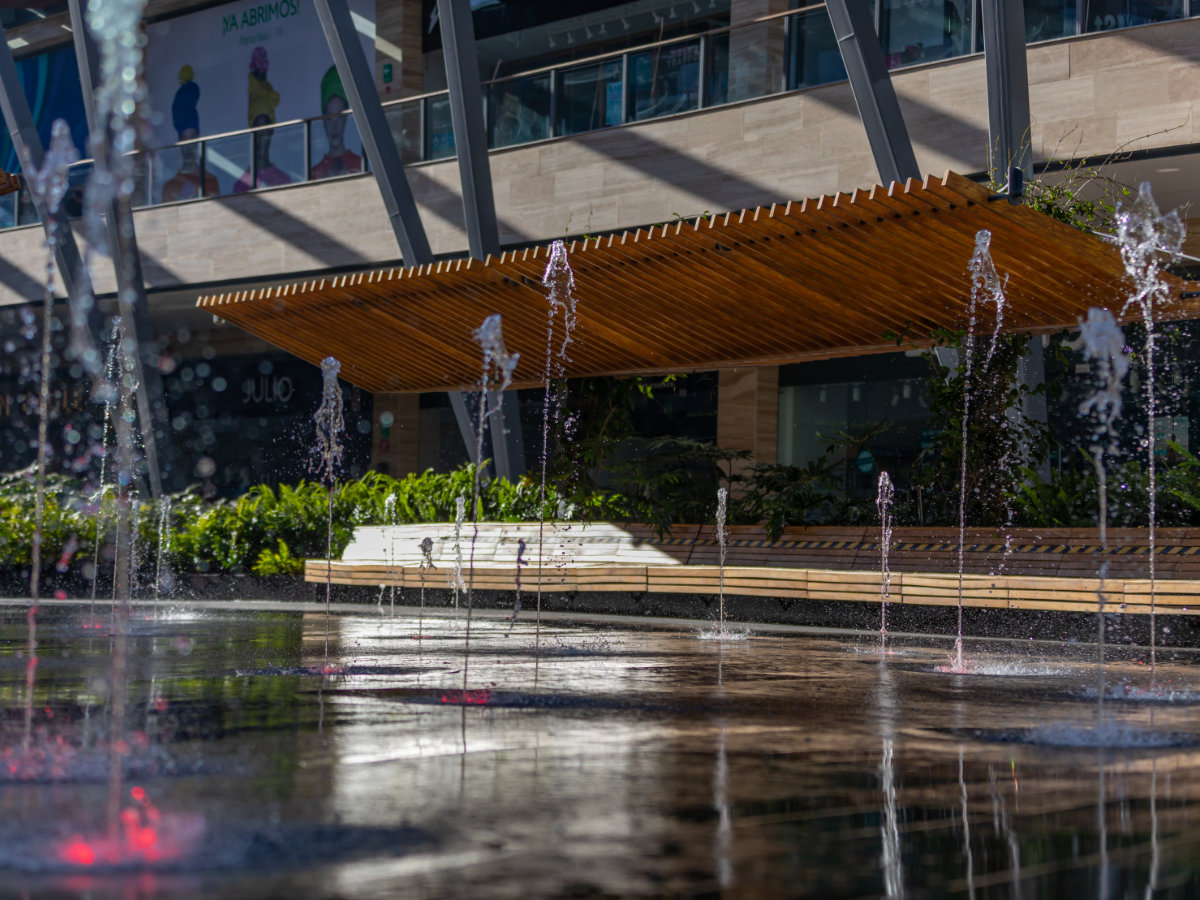 Fuente de piso en la plaza de midtow en guadalajara