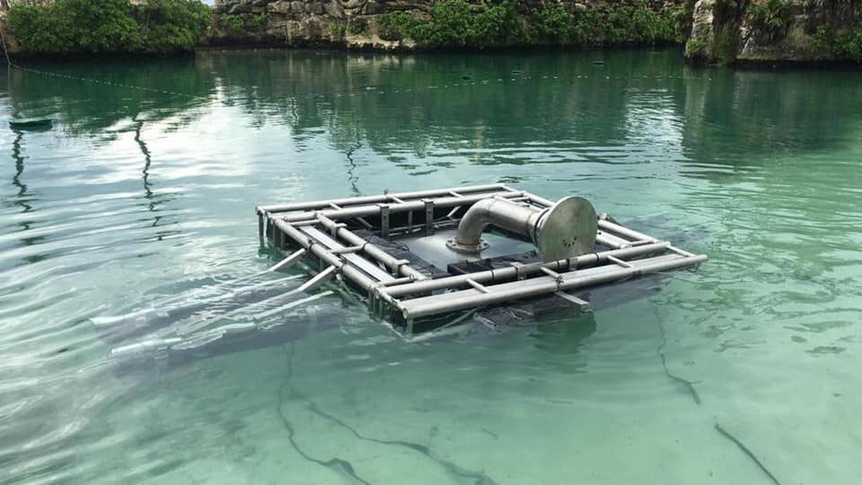 Equipo flotante para pantalla de agua instalado en un lago