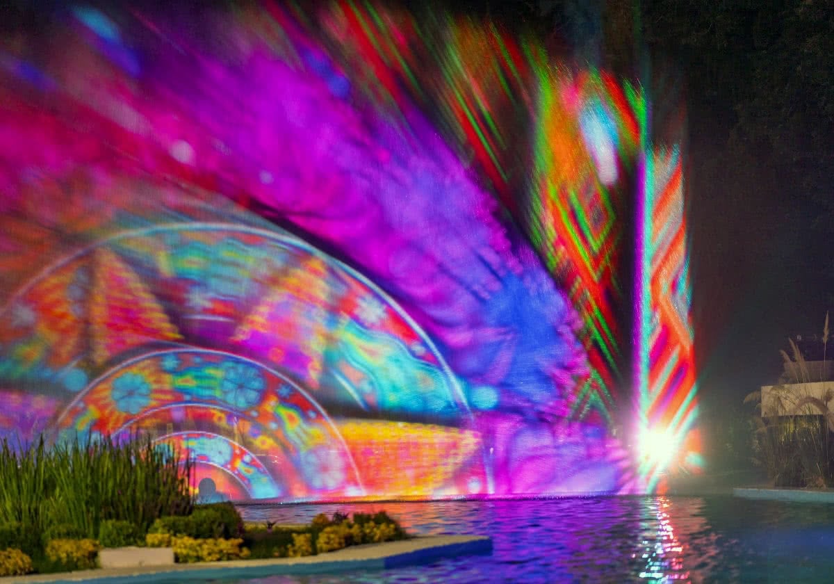 Pantalla de agua con proyección multimedia de colores