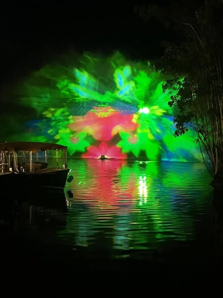 Proyección verde y multicolor sobre pantalla de agua