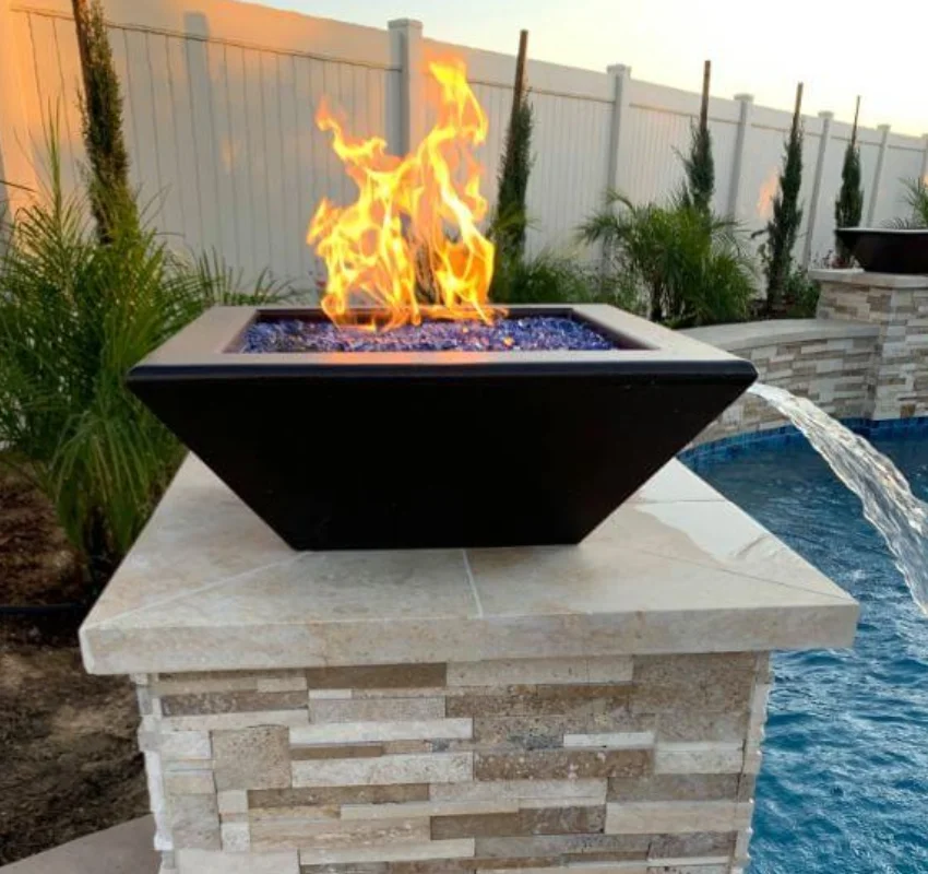 Cascada de agua combinada con fuego ornamental