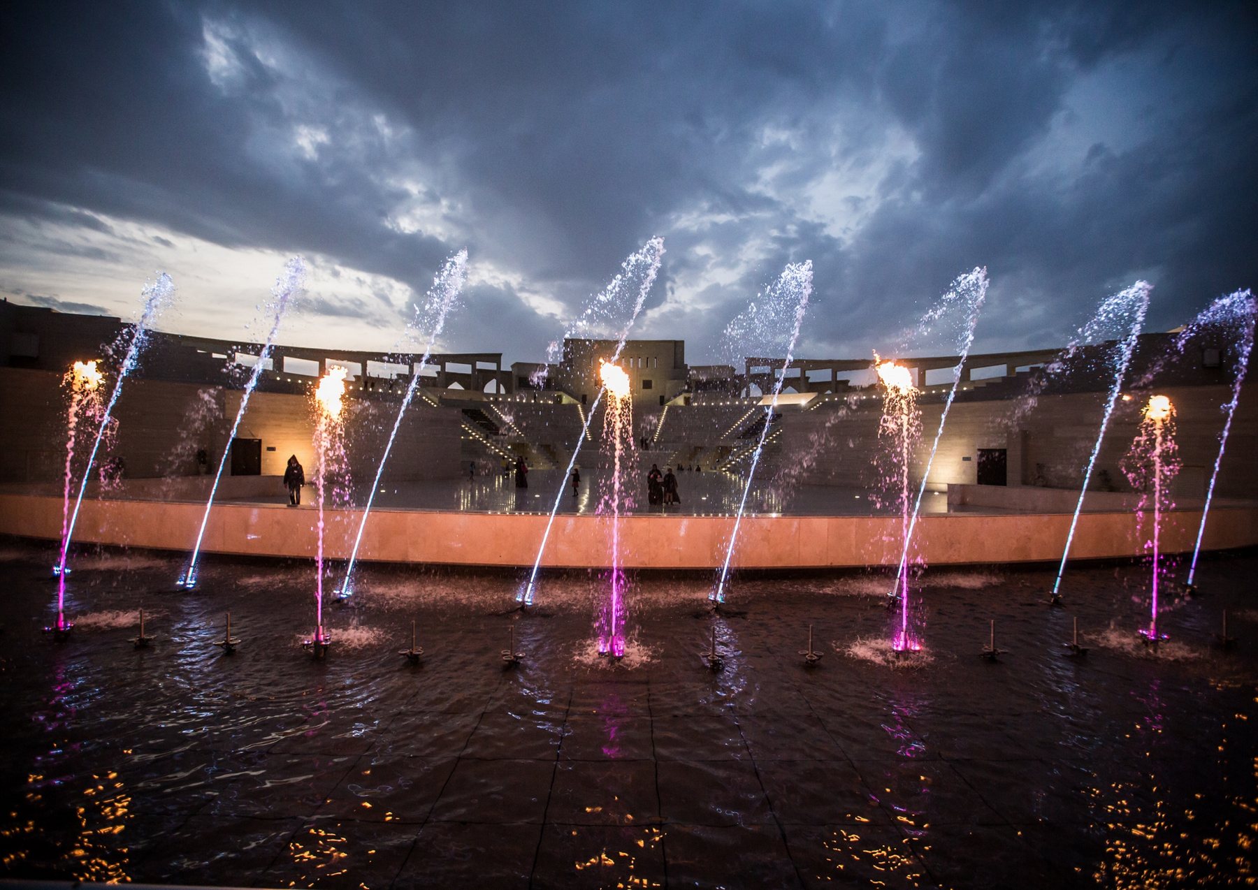 Fuente multimedia arquitectónica con iluminación y efectos de agua